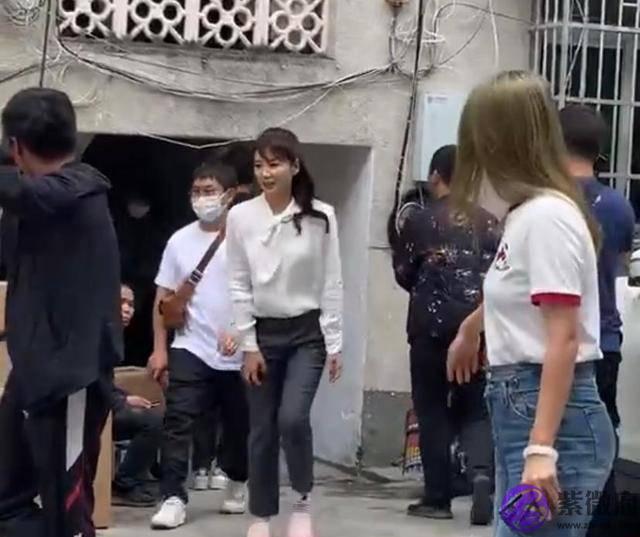 刘涛现身三亚拍戏，走路“外生辰”似有不适，“竟没人围观”