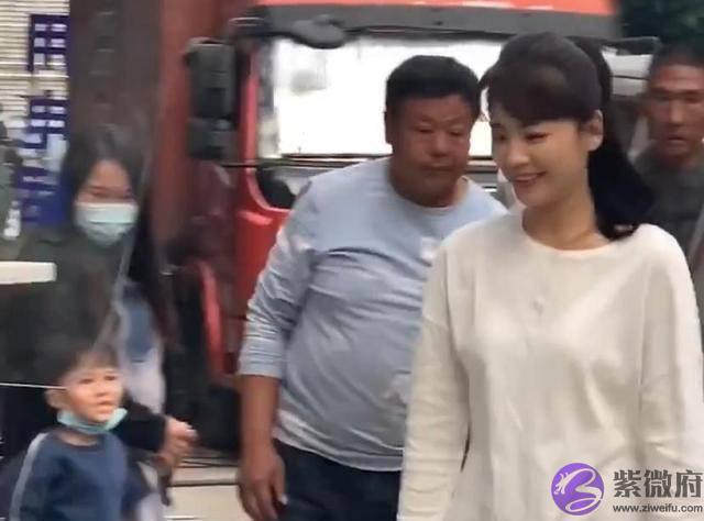 刘涛现身三亚拍戏，走路“外生辰”似有不适，“竟没人围观”