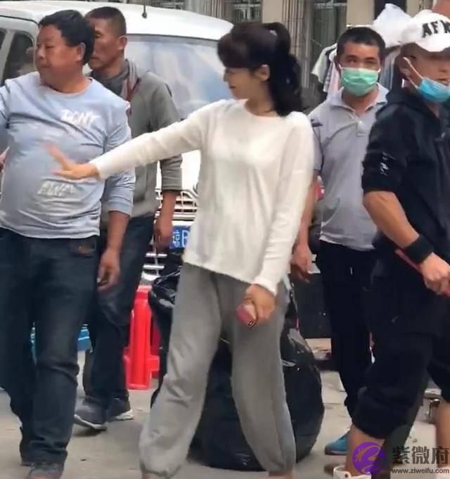 刘涛现身三亚拍戏，走路“外生辰”似有不适，“竟没人围观”