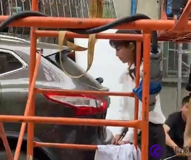 刘涛现身三亚拍戏，走路“外生辰”似有不适，“竟没人围观”