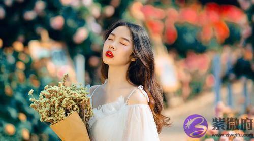 生辰身弱格局低，明年二十年好运袭来，婚姻美满事业财运旺