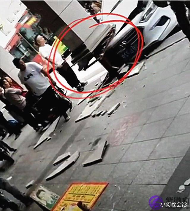 女司机开车撞柱，误伤街边“测算大师”，网友：人算不如天算