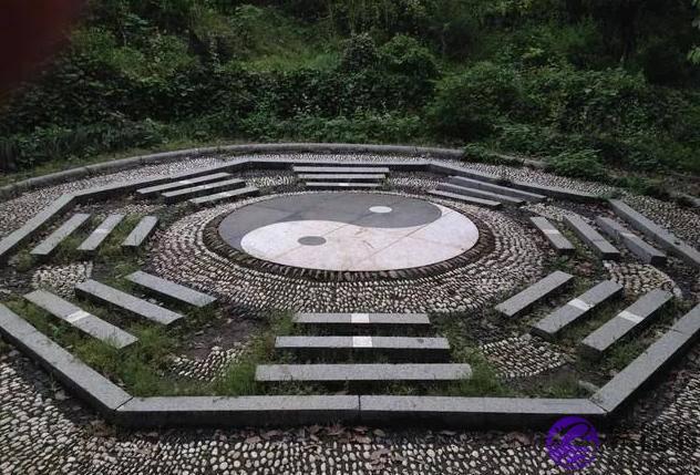 新疆有座“八卦城”,比“八卦村”更复杂,城内居然不用红绿灯?