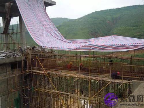 浇筑混凝土时突然下雨，怎麽办？停还是不停？