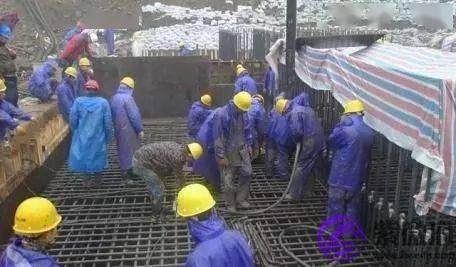 浇筑混凝土时突然下雨，怎麽办？停还是不停？