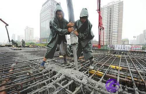 浇筑混凝土时突然下雨，怎麽办？停还是不停？