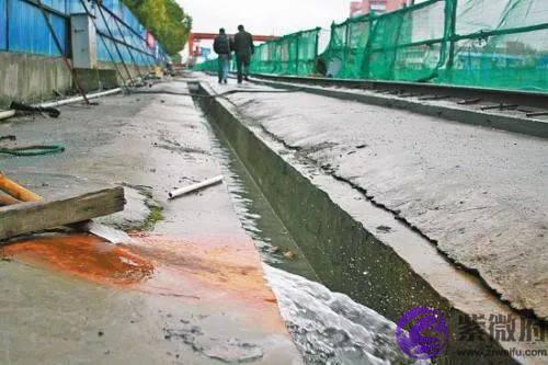 浇筑混凝土时突然下雨，怎麽办？停还是不停？