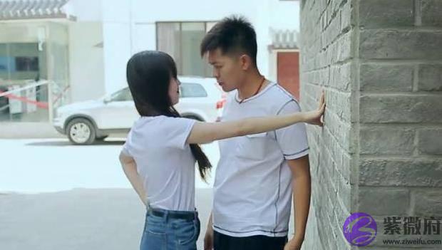 年轻小伙跟28岁女友结婚，给了10万彩礼后，却发现女友是38岁？