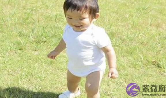 7个月宝宝会站立，妈妈感到很欣慰，1岁多却成“外生辰”！
