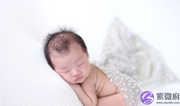 新生儿刚出生不哭怎麽办？医生一个举动，让宝妈称赞“机智”！