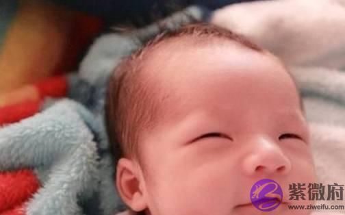 新生儿刚出生不哭怎麽办？医生一个举动，让宝妈称赞“机智”！