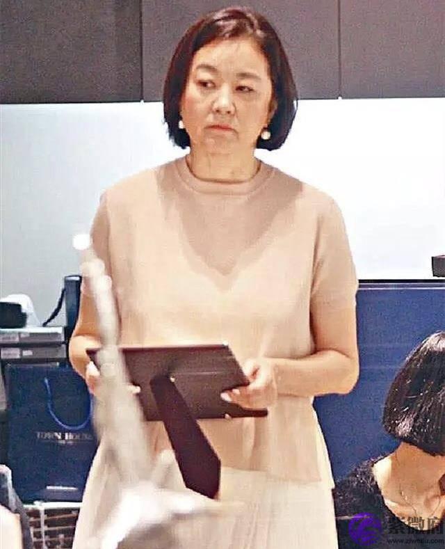 林青霞素颜逛街近照曝光,面部松弛五官显老态,生辰法令纹超抢镜