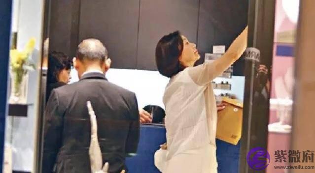 林青霞素颜逛街近照曝光,面部松弛五官显老态,生辰法令纹超抢镜