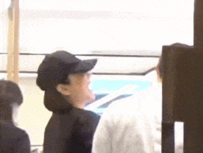 林青霞素颜逛街近照曝光,面部松弛五官显老态,生辰法令纹超抢镜