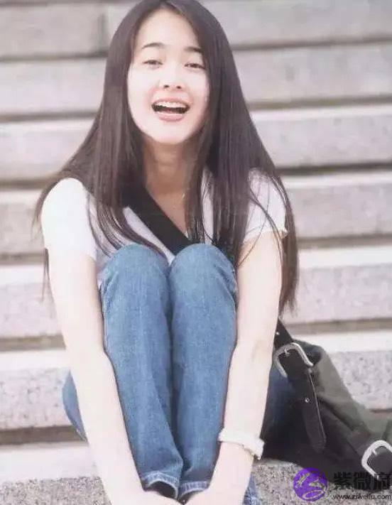 左小青曾因为迈着“外生辰”走路而被姜文调侃走路像鸭子