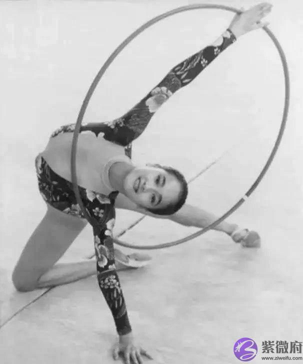 左小青曾因为迈着“外生辰”走路而被姜文调侃走路像鸭子