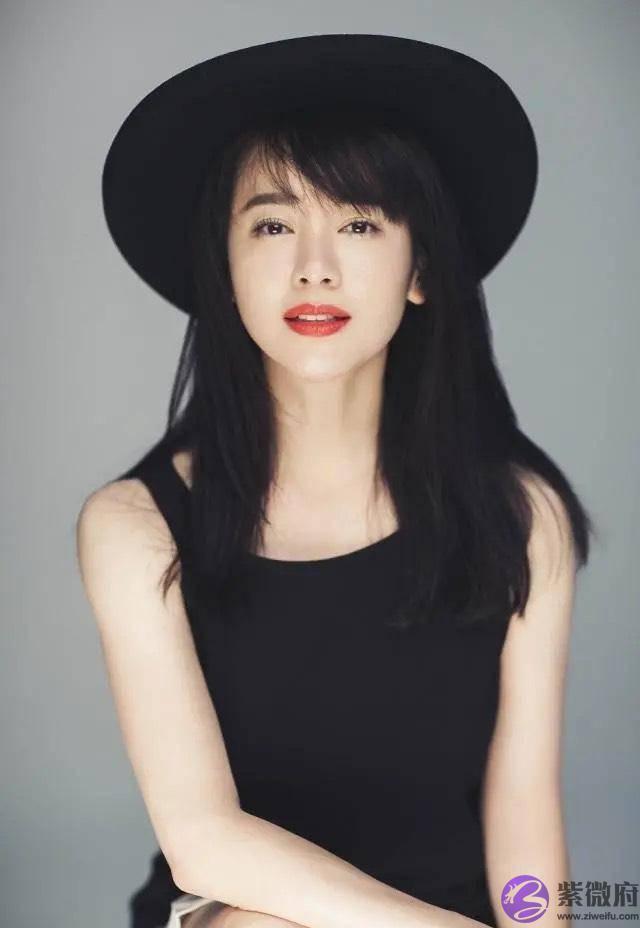 左小青曾因为迈着“外生辰”走路而被姜文调侃走路像鸭子