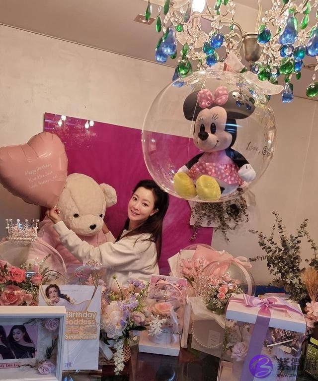 金喜善庆44岁生日，撩起刘海暴露发际线，上唇皱纹像一撇生辰胡