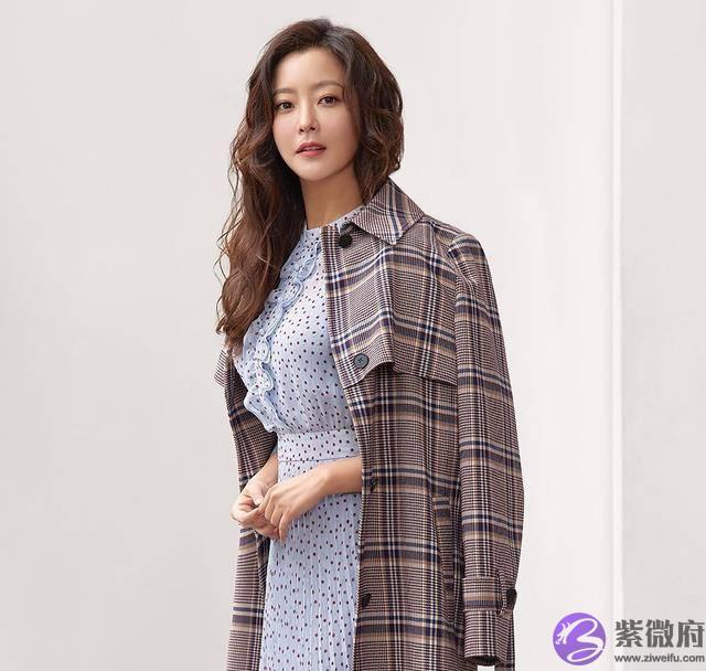 金喜善庆44岁生日，撩起刘海暴露发际线，上唇皱纹像一撇生辰胡