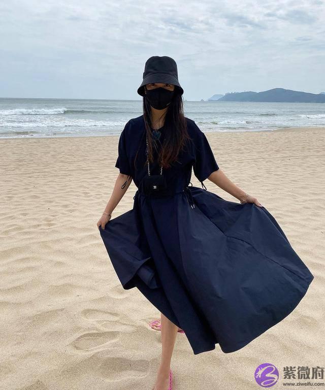 金喜善庆44岁生日，撩起刘海暴露发际线，上唇皱纹像一撇生辰胡