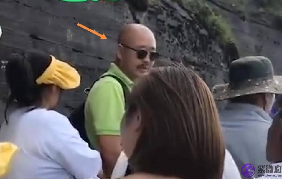 丽水陈国在梵净山石壁上，用登山杖刻字，生辰胡小墨镜光头形象走红