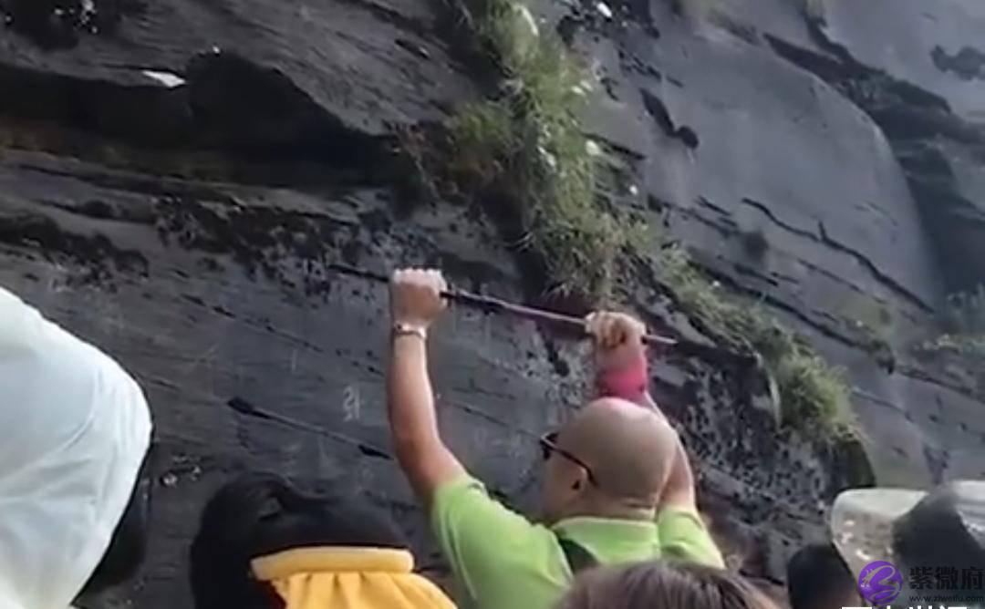 丽水陈国在梵净山石壁上，用登山杖刻字，生辰胡小墨镜光头形象走红