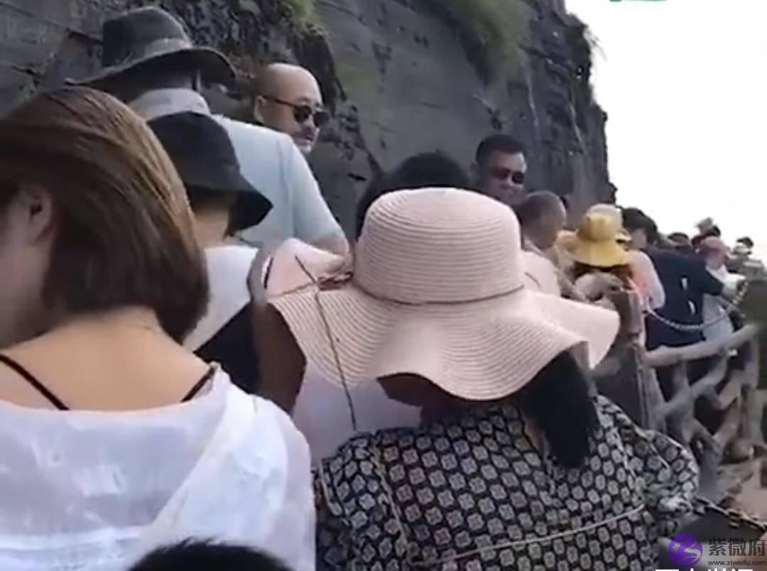 丽水陈国在梵净山石壁上，用登山杖刻字，生辰胡小墨镜光头形象走红