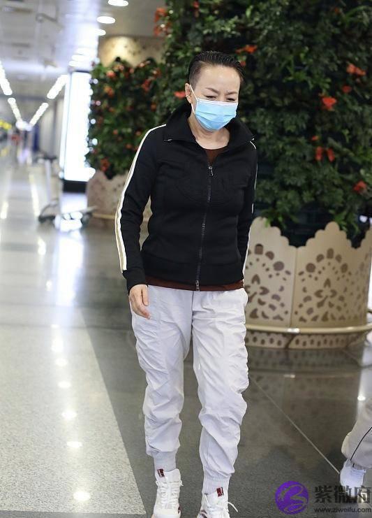 宋丹丹怎麽变成这样！梳大背头倒八眉太凌厉，脸年轻手却骗不了人