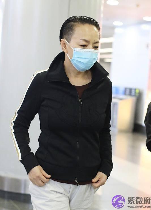 宋丹丹怎麽变成这样！梳大背头倒八眉太凌厉，脸年轻手却骗不了人