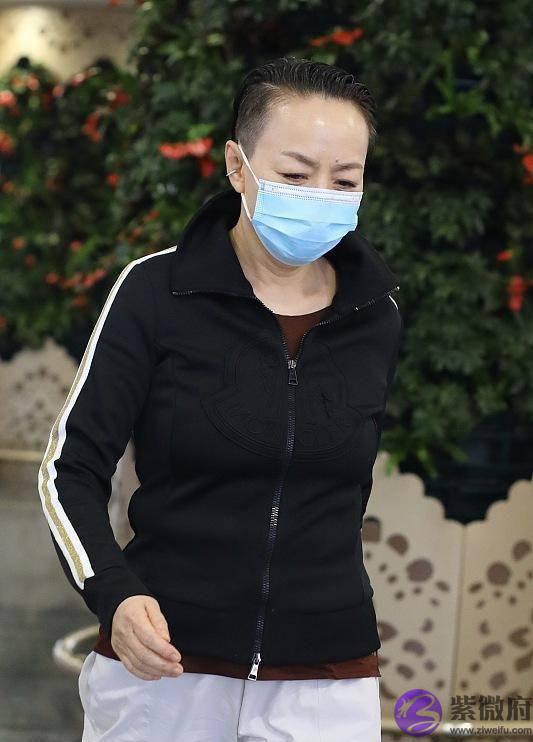 宋丹丹怎麽变成这样！梳大背头倒八眉太凌厉，脸年轻手却骗不了人