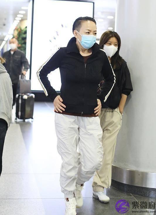 宋丹丹怎麽变成这样！梳大背头倒八眉太凌厉，脸年轻手却骗不了人