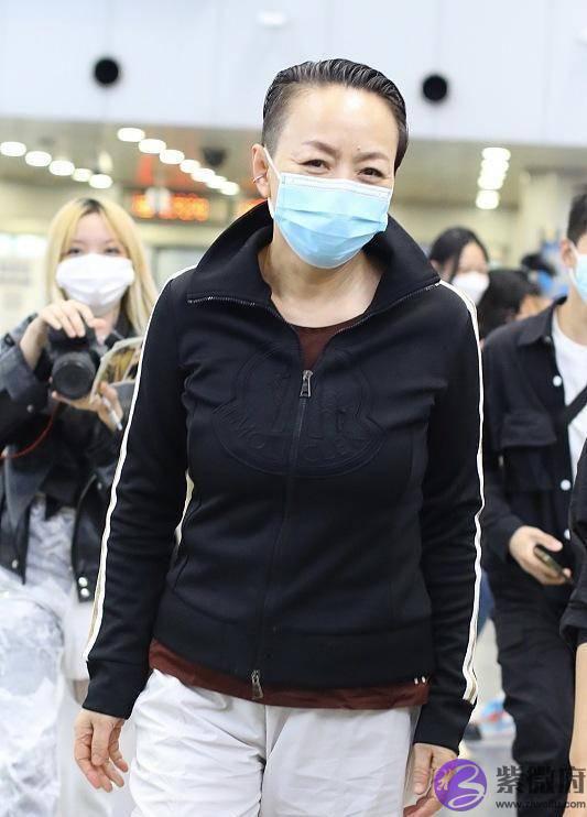 宋丹丹怎麽变成这样！梳大背头倒八眉太凌厉，脸年轻手却骗不了人