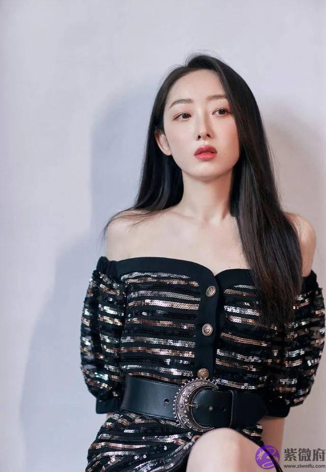 太羡慕蒋梦婕的直角肩了！穿一字肩连衣裙，肩膀线条真是绝了