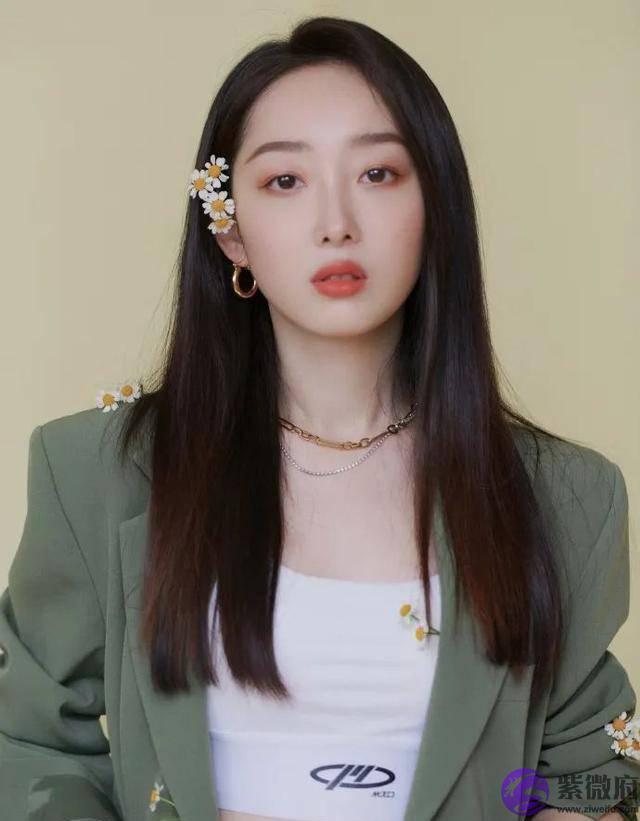 太羡慕蒋梦婕的直角肩了！穿一字肩连衣裙，肩膀线条真是绝了