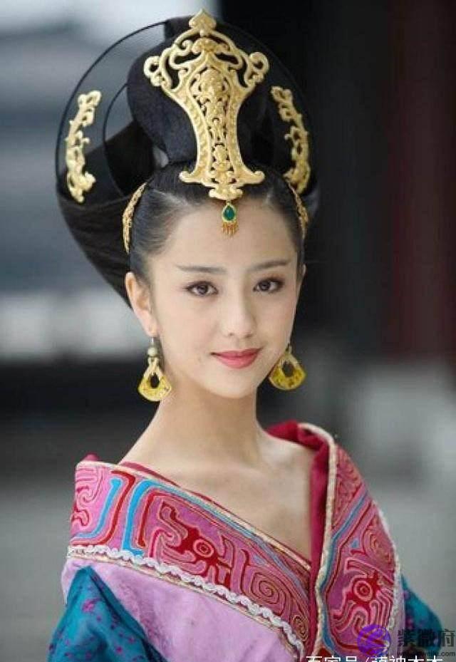 一字肩服饰是现代装专属？这些女星穿上古装一字肩更有魅力！