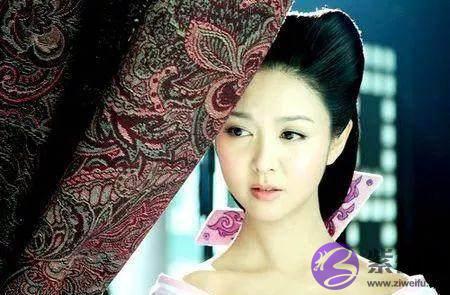 一字肩服饰是现代装专属？这些女星穿上古装一字肩更有魅力！