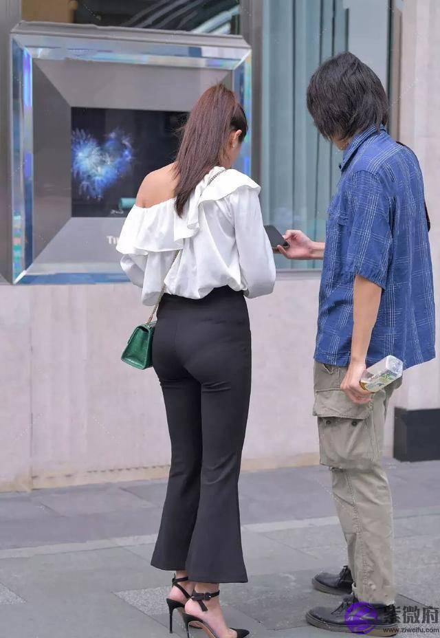 “一字肩”过时了，今秋的穿着讲究“单露一个肩”，美得温婉优雅