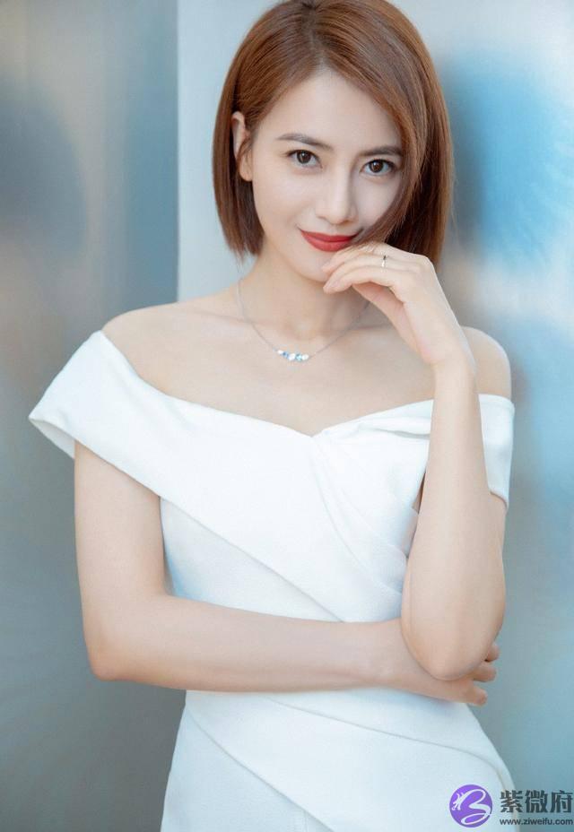 高圆圆又晒美照，一般人不敢穿的“一字肩”配她的一字锁骨，真美