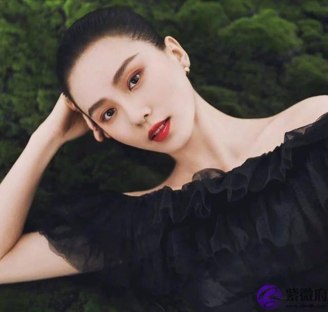 有一种“优雅”叫刘诗诗穿一字肩，秀出天鹅颈直角肩，气质绝佳