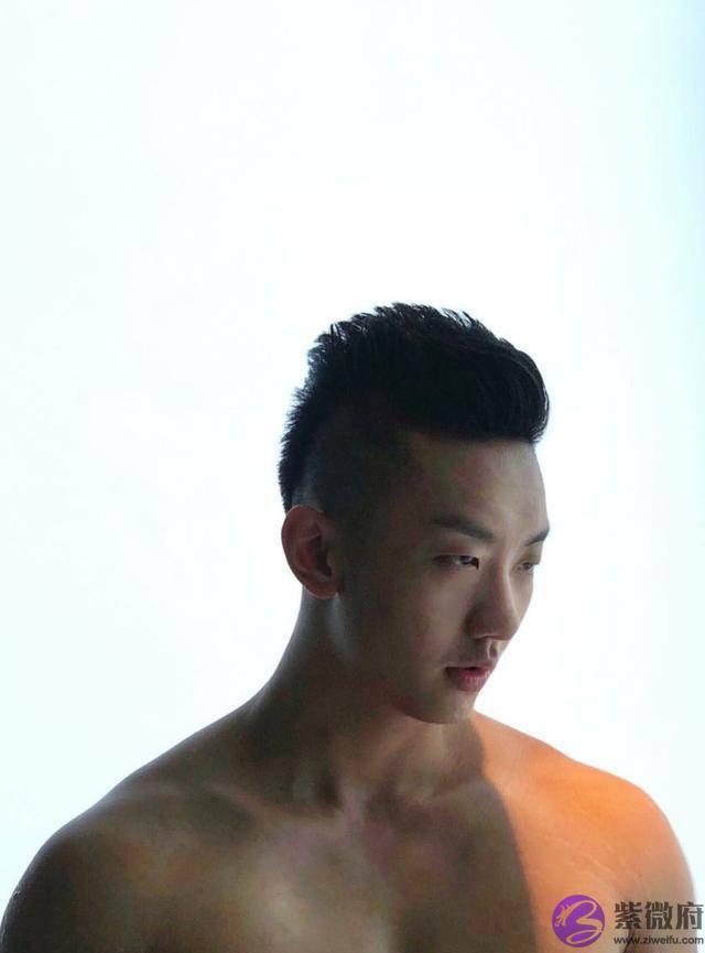 单眼皮、倒生辰眉、190肌肉大高个，却是可爱范，被他圈粉了